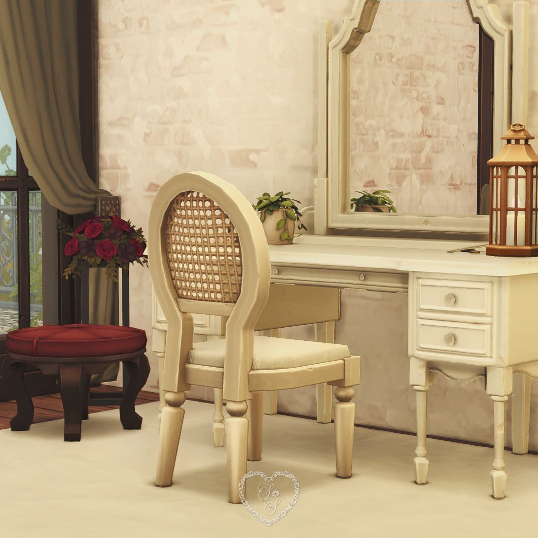 Vintage vanity corner with cream tones and romantic décor